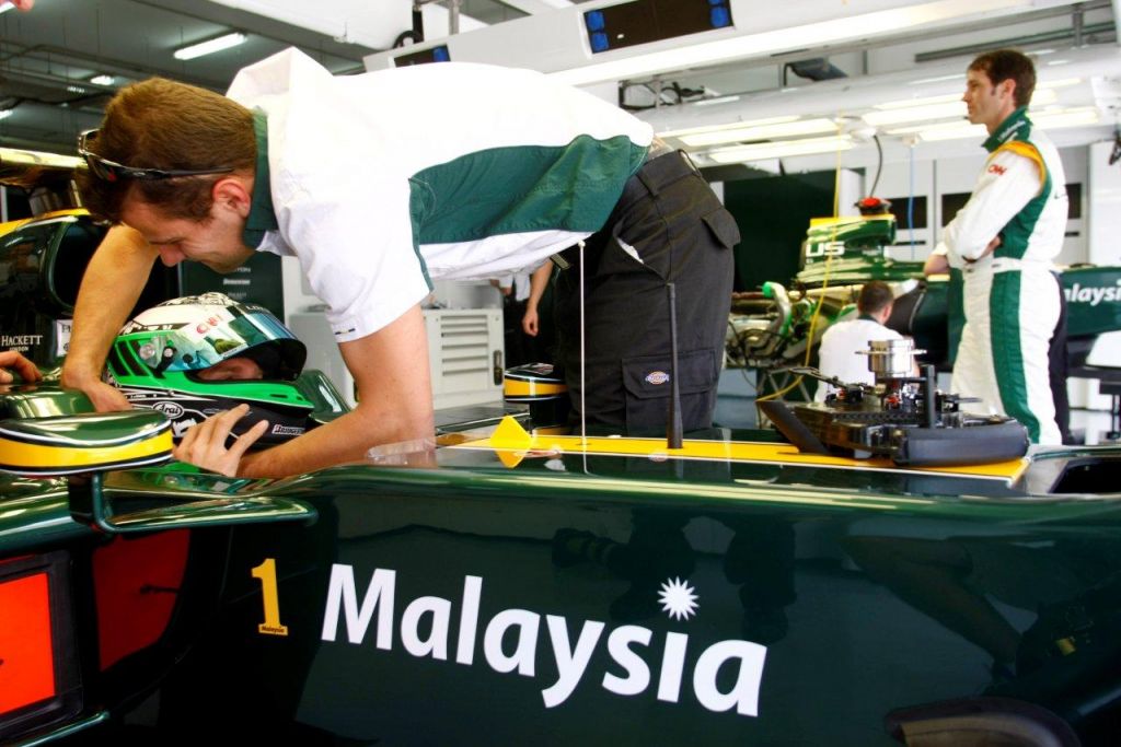 Heikki in car while Jarno looks on Bahrain GP Thursday 11th 