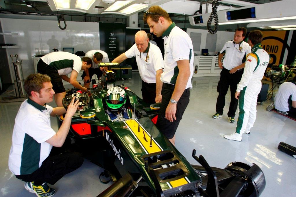 Heikki in car while Jarno talks to Race Engineer Gianluca Pi