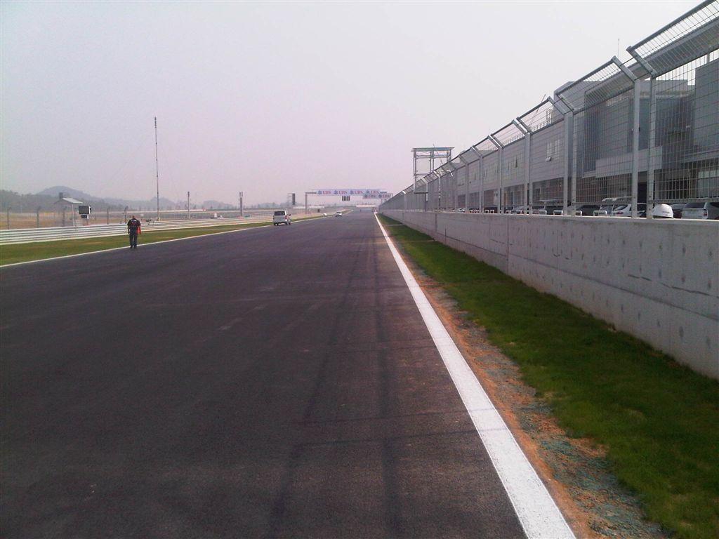 From Turn 3 to turn 4 - support race pits on the right.jpg
