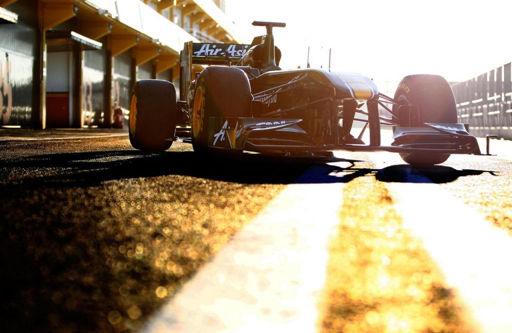 5425773086_f5c6304051 T128 in a sunny pitlane_O.jpg