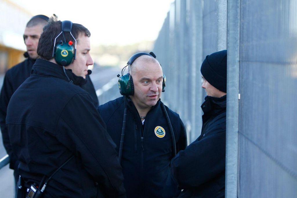 5425767972_8fc07027b2 Petri Leihikkonen_ Chief Engineer Jody Egginton_ Mike Gascoyne and Heikki Kovalainen on the pitwall_O.jpg