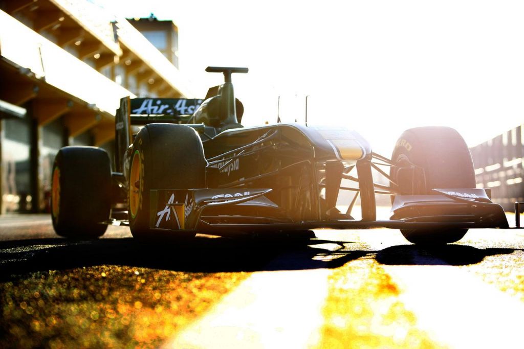 5425771014_30f15536c9 T128 from downlow in the Valencia pitlane_O.jpg
