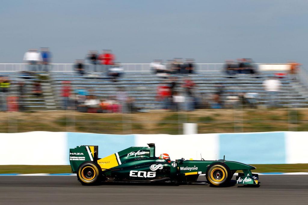 5433746332_bf4b854863 T128 on track in front of Spanish test fans_O.jpg