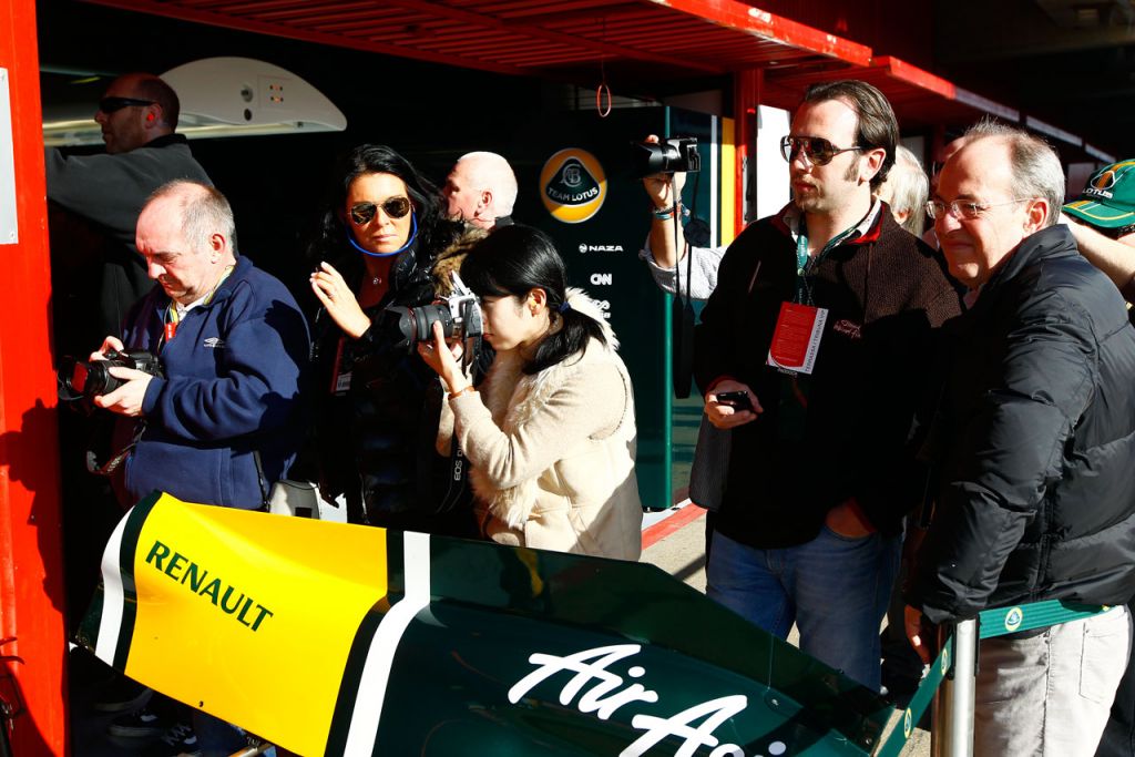 5460404423_cabc871d1a Guests in the pitlane_O.jpg