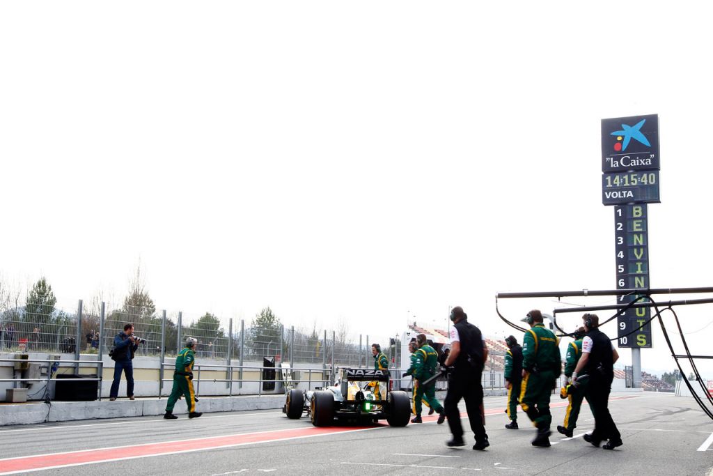 5460978328_4bd4f6d32f Team Lotus mechanics in pitlane_O.jpg