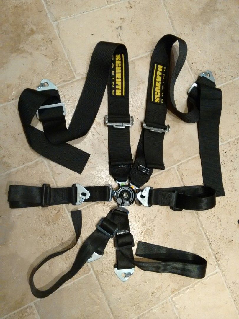 Schroth Harnesses taken from Fisher Fury