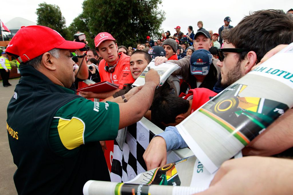 5560431596 2f4c6e425d Tony Fernandes signing For fans O