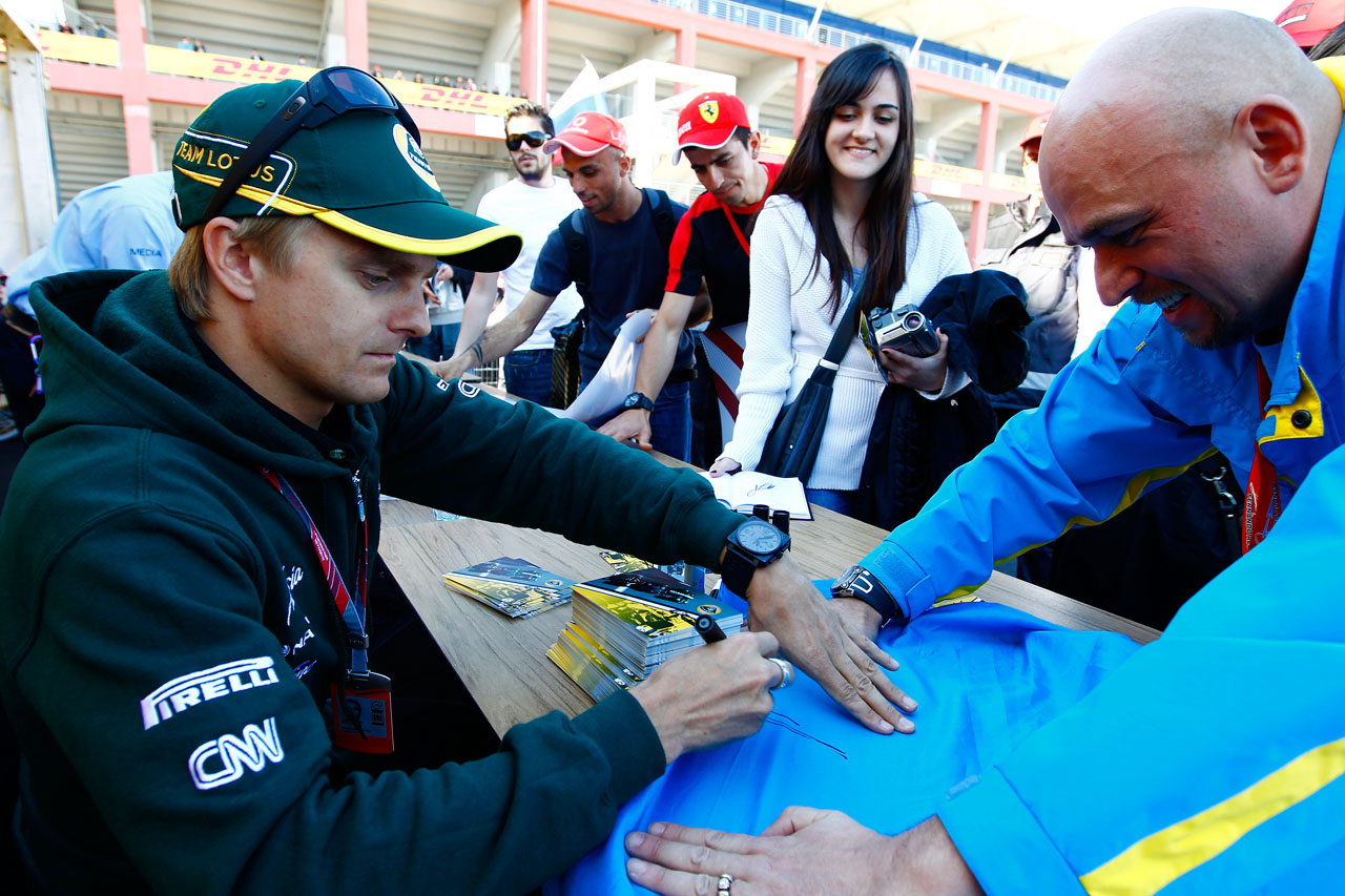 5696073255 501c501e2f Heikki Kovalainen At The autograph session O