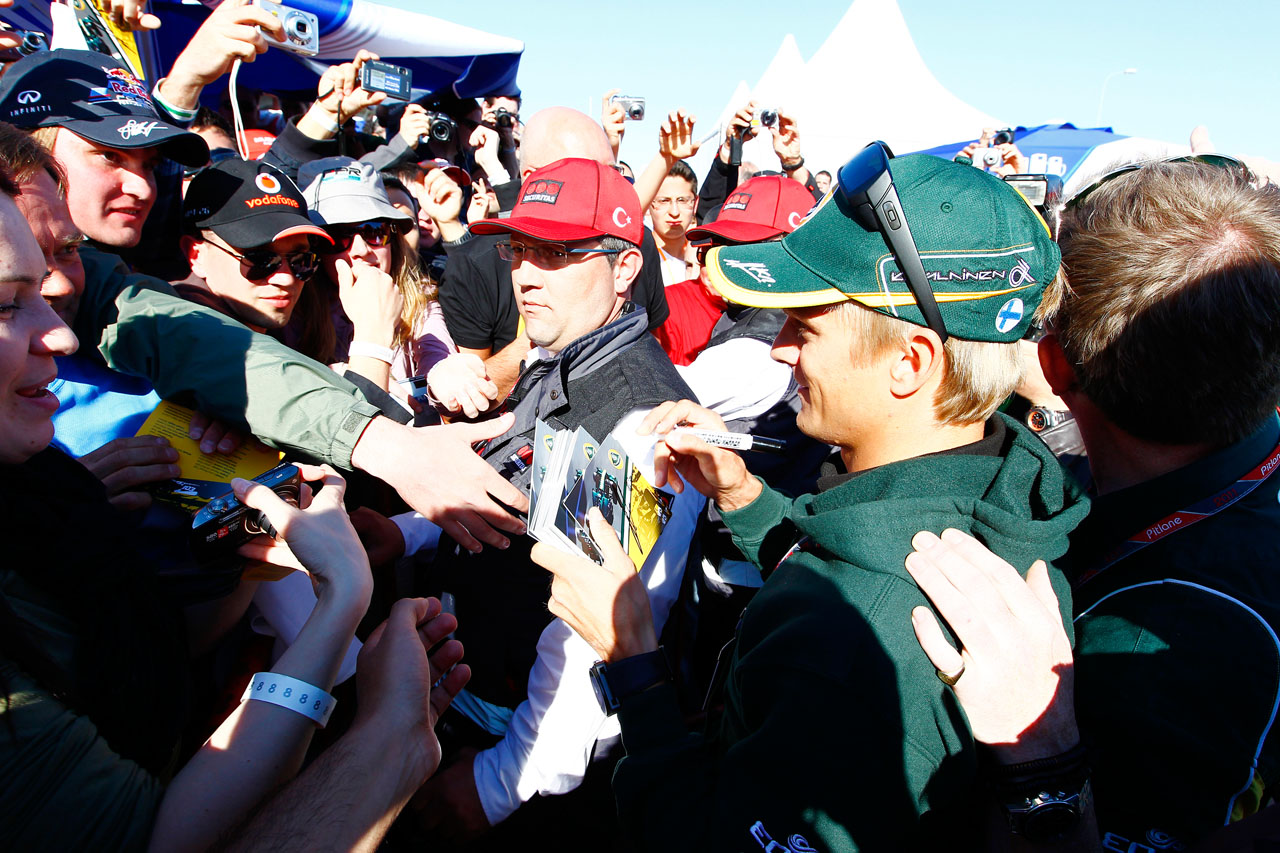 5696075625 b7a00fd1d4 Heikki Kovalainen At The autograph session O