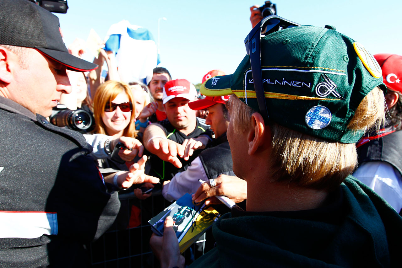 5696651448 396c6ea49b Heikki Kovalainen At The autograph session O