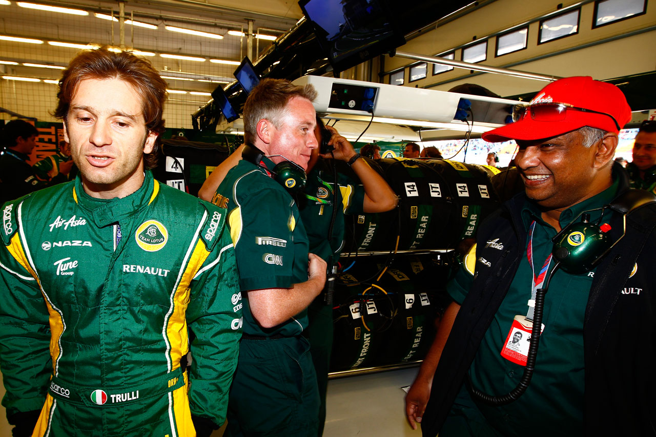 5699693500 6ceda2c29f Jarno Trulli And Tony Fernandes In The garage O