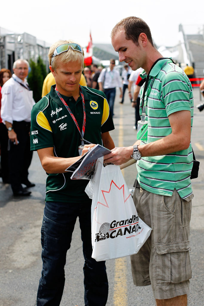 5815883096 8f3365aab5 Heikki Kovalainen signs An autograph For A Fan O