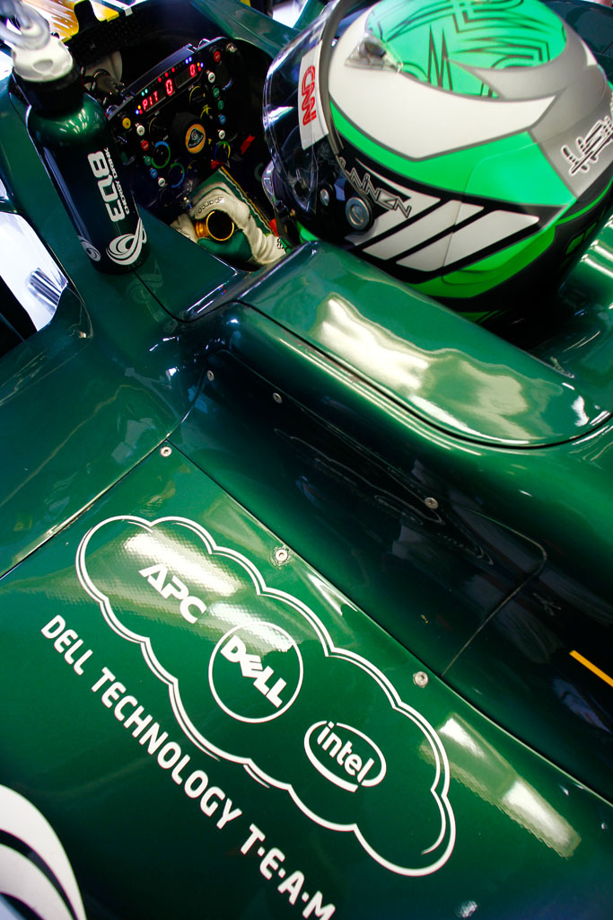 5866358943 1d24a133ab Heikki Kovalainen In The garage during FP2 O