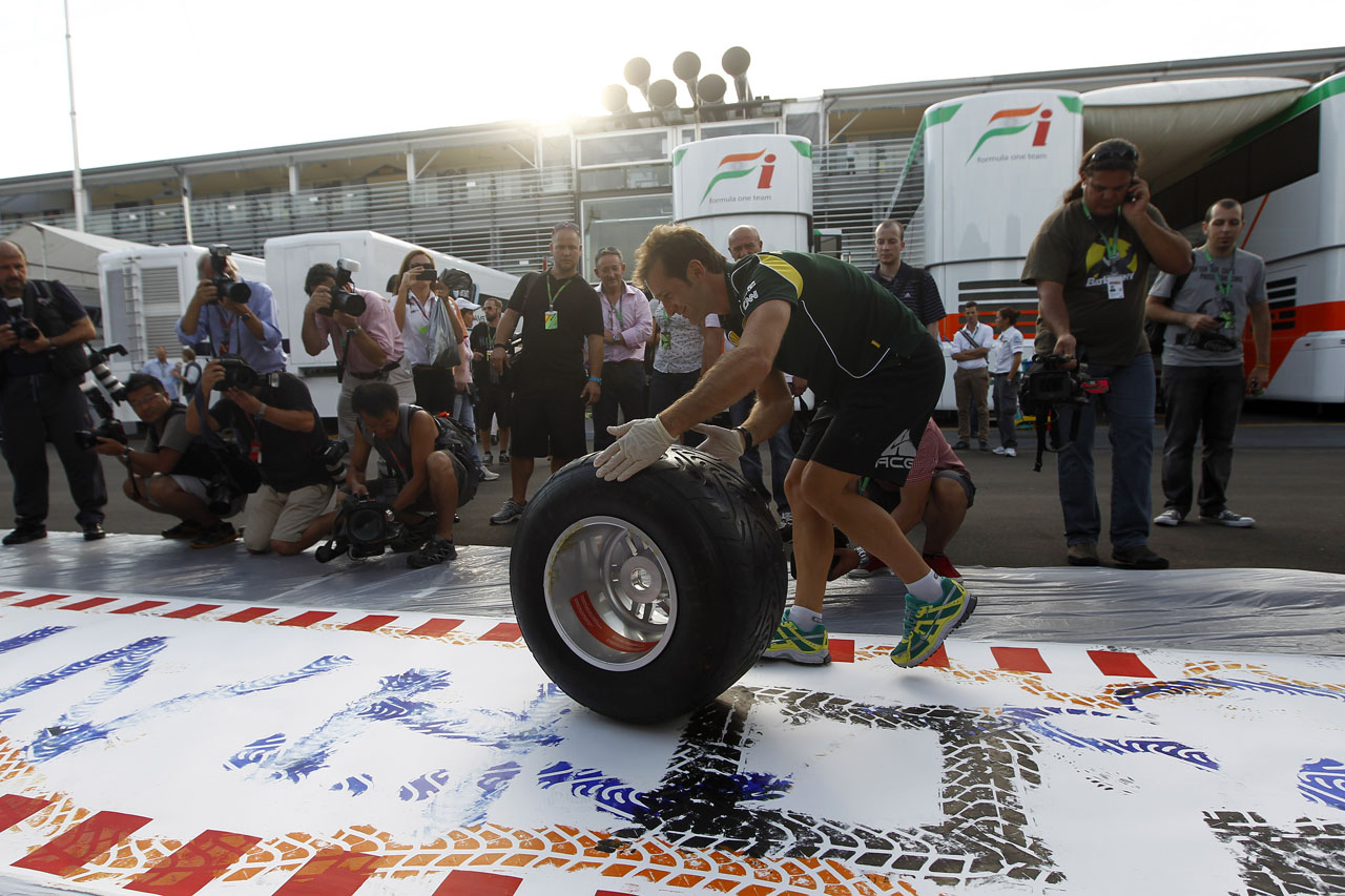 6127663764 7e254aaa82 Jarno Trulli painting with A tyre For A Pirelli Art project O