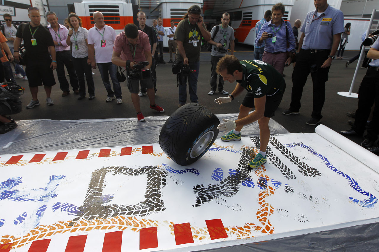 6127663472 e12eebd281 Jarno Trulli painting with A tyre For A Pirelli Art project O