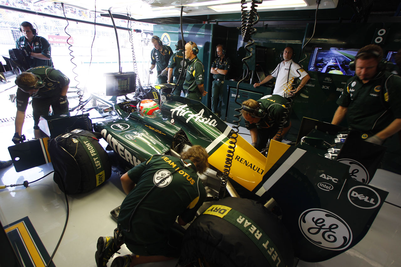 6130499624 f9670f1bab Jarno Trulli In The garage during FP2 O