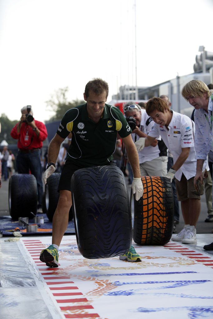 6127661836 817c8b1c98 Jarno Trulli painting with A tyre For A Pirelli Art project O