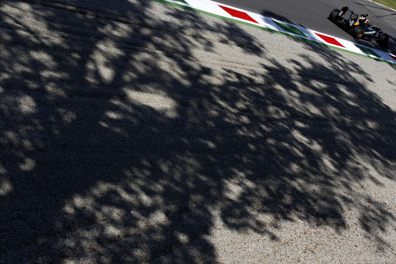 6129422763 6be79b3b35 Karun Chandhok On track during FP1 O