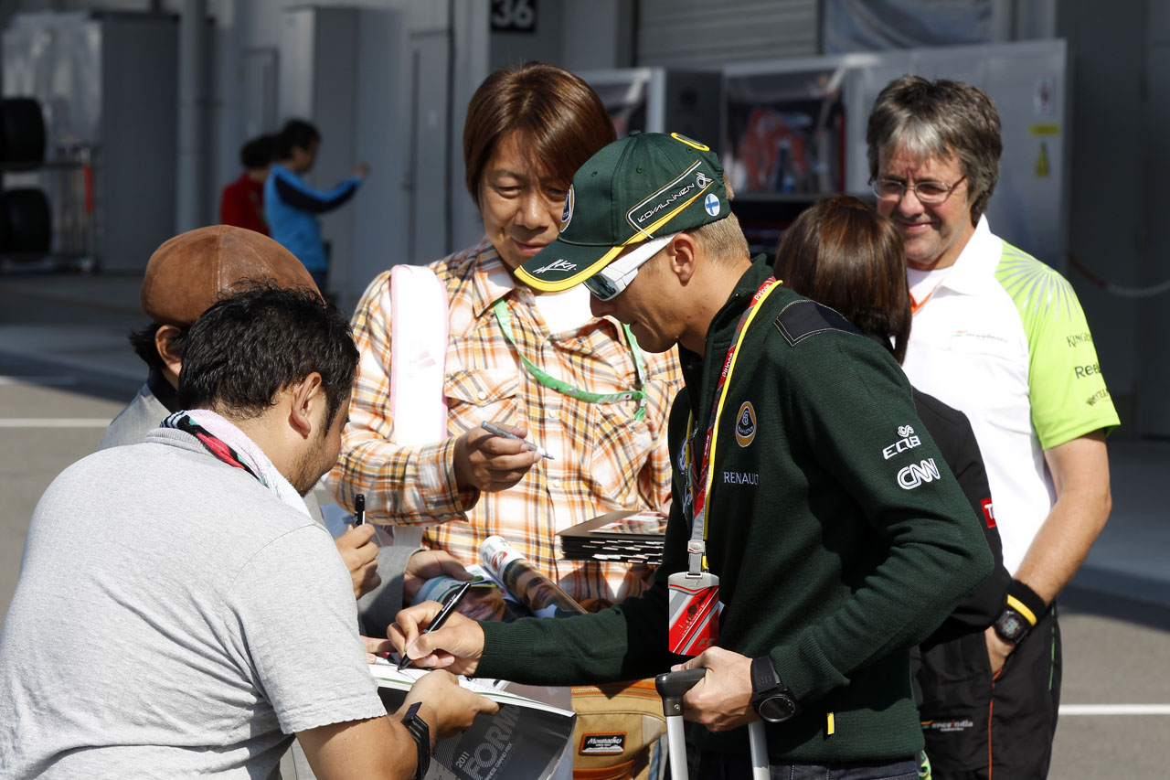 6221718281 5432671453 Heikki signs For The fans O