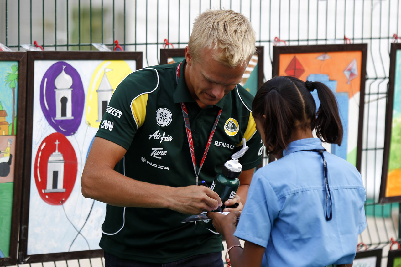 6285586359 f49a350b6d Heikki signing autographs O