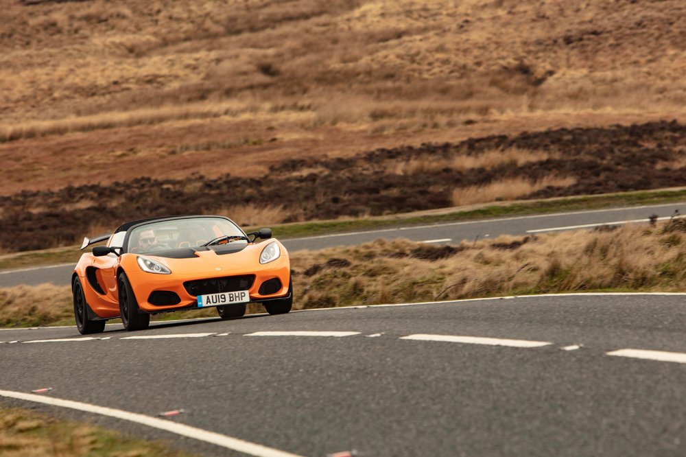 Lotus Elise Cup 250 Autocar Award 2019 [1] (2).jpg