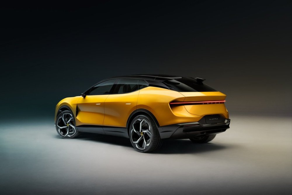 02_Lotus_Eletre_Yellow_Studio_R34.jpg