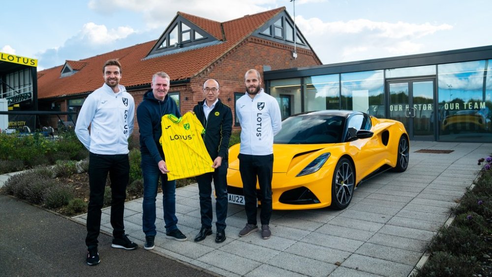 Lotus_NCFC_Visit_Tim-Krul_Dean-Smith_Qingfeng-Feng_Teemu-Pukki-2.jpg