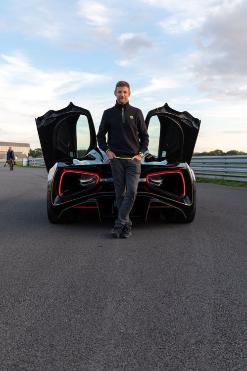_LOT7569-Z6-Jenson_Button_BTS.jpg