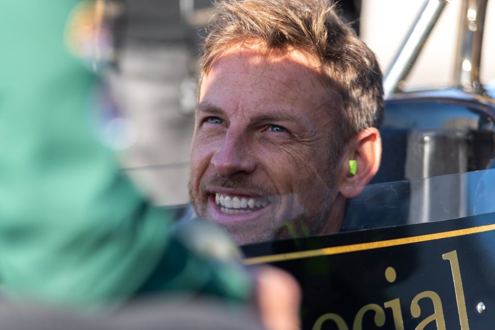 _LOT8389-810-Jenson_Button_BTS.jpg