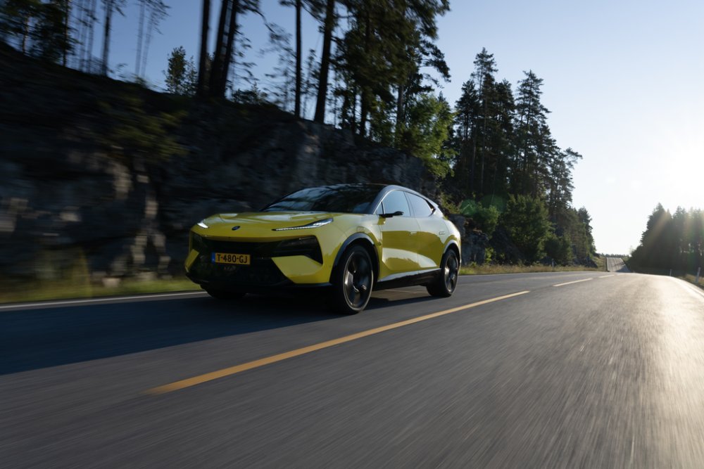 LOTUS_ELETRE-S_SOLAR-YELLOW_DYNAMIC_1.jpg