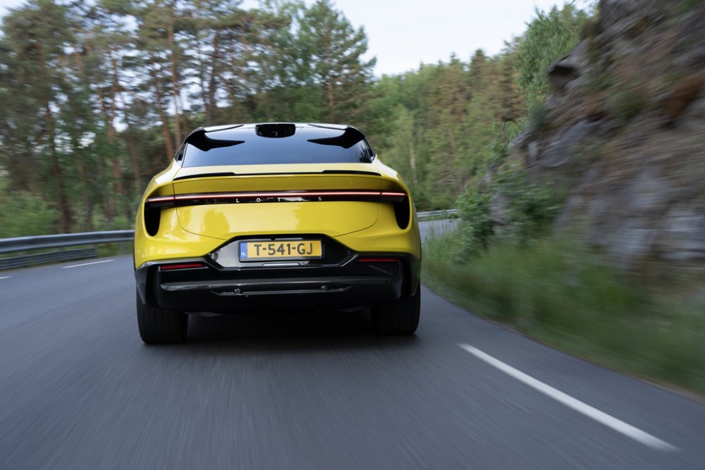 LOTUS_ELETRE-S_SOLAR-YELLOW_DYNAMIC_2.jpg