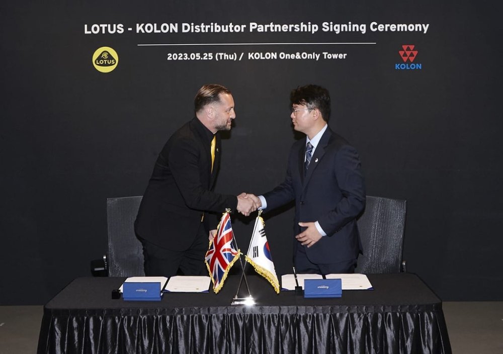 Mike-Johnstone-Group-VP-Commercial-Lotus-and-Lee-Kyu-ho-CEO-Kolon-Mobility-Group_2.jpg