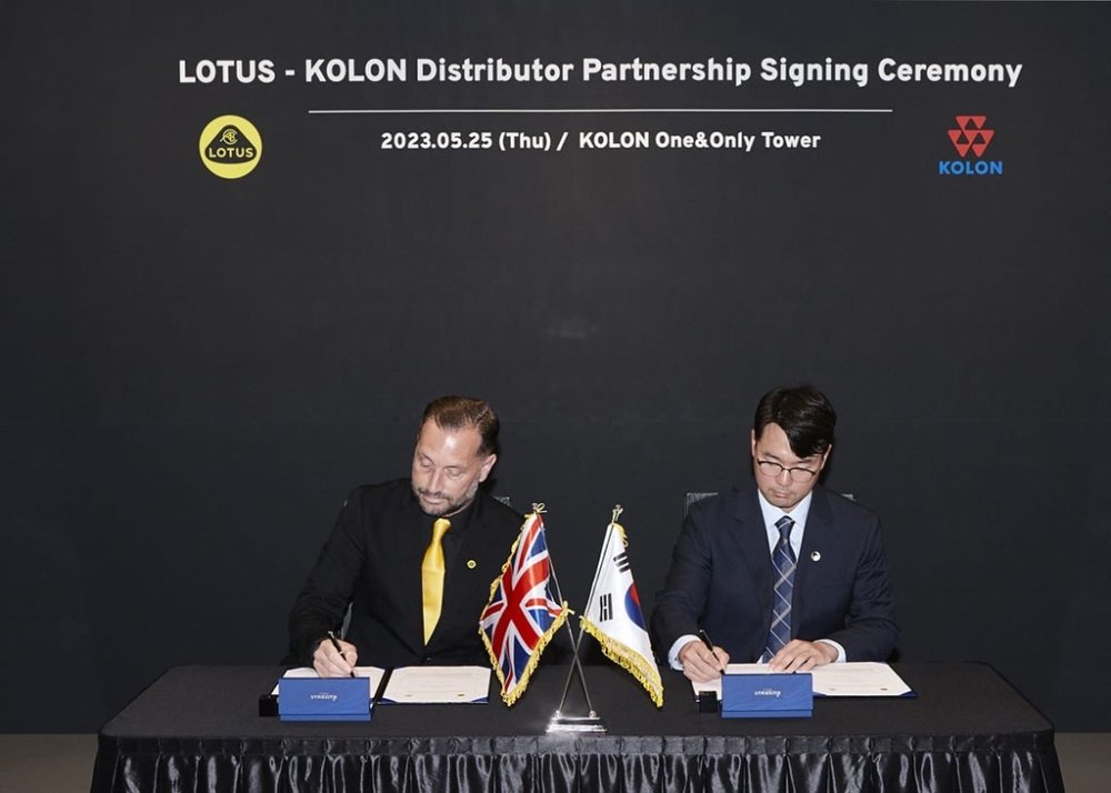 Mike-Johnstone-Group-VP-Commercial-Lotus-and-Lee-Kyu-ho-CEO-Kolon-Mobility-Group_3.jpg