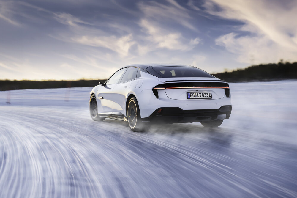 Lotus-Emeya_Cold_Weather_Akoya_White_02.jpg