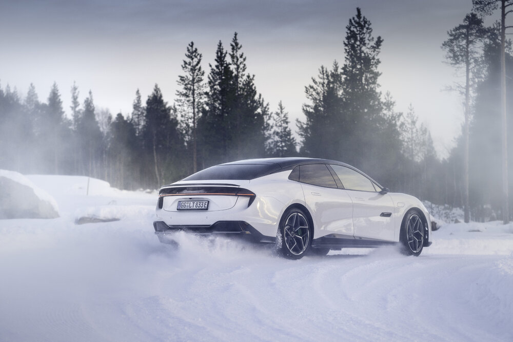 Lotus-Emeya_Cold_Weather_Akoya_White_06.jpg
