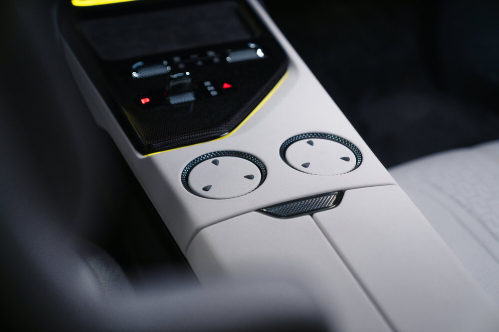 Lotus_Emeya_S_Centre_Console_020724r.jpg